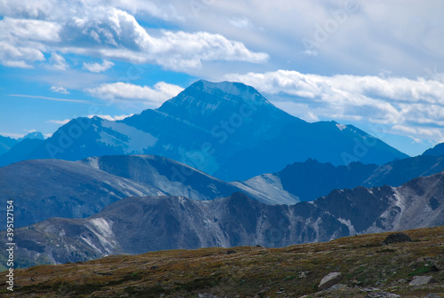 Cima de montañas en Canadá © ALDO