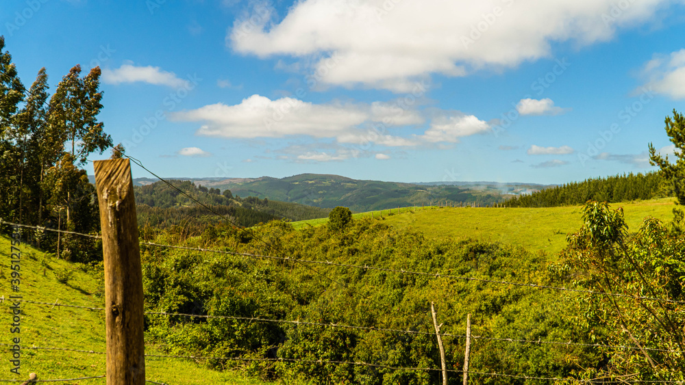Fototapeta premium Paisaje natural con cielo nublado con cerco de madera