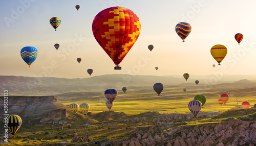 Wielka atrakcja turystyczna Kapadocji - lot balonem. Kapadocja jest znana na całym świecie jako jedno z najlepszych miejsc do latania balonami na gorące powietrze. Göreme, Kapadocja, Turcja