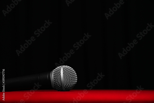 Mikrofon, czerwień i czerń