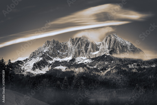 Wilder Kaiser Panorama im Nebel in Schwarz und Weiß leicht Sepia Blue