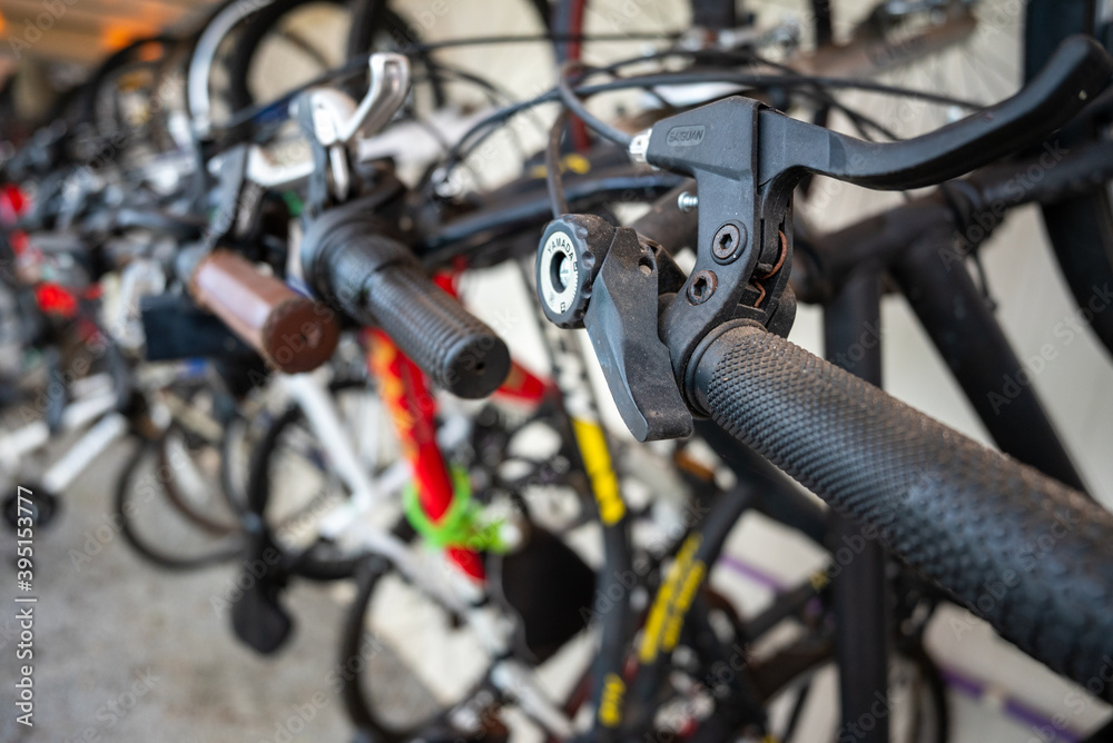 Várias bicicletas penduradas na parede do edifício Várias bicicletas penduradas na parede do edifício