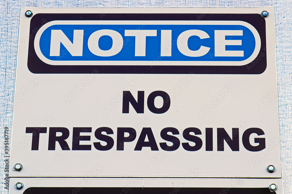 Fototapeta premium Closeup fo a Notice No Trespassing sign