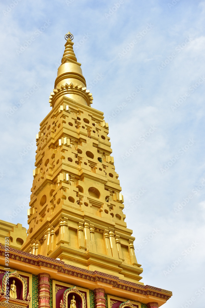 Naklejka premium Temple and building Thai cultural arts in contemporary style