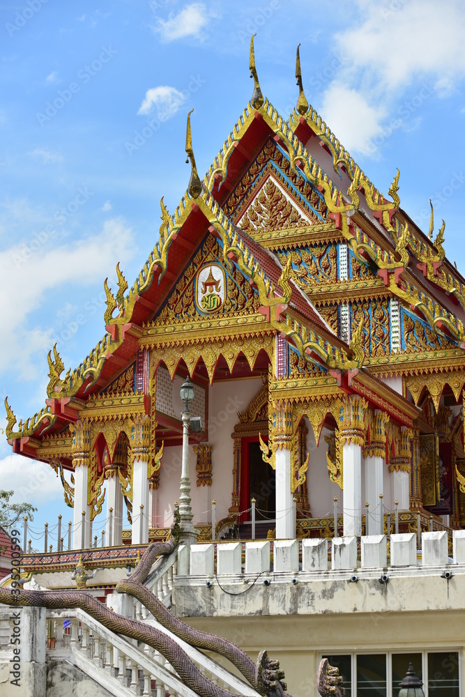 Naklejka premium Temple and building Thai cultural arts in contemporary style