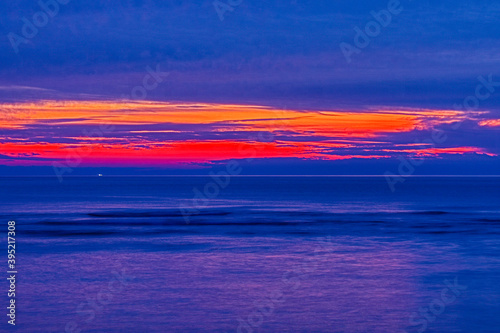 海岸から見る夕陽と水平線 © enasak