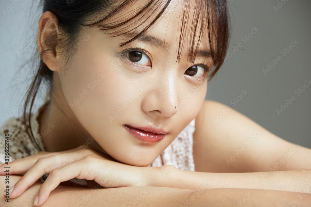 Naklejka premium 若い女性のナチュラルな雰囲気のビューティーポートレート