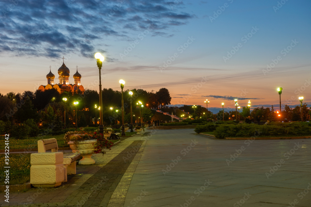 Obraz premium Night view of Strelka Park and the confluence of the Volga and Kotorosl rivers in Yaroslavl