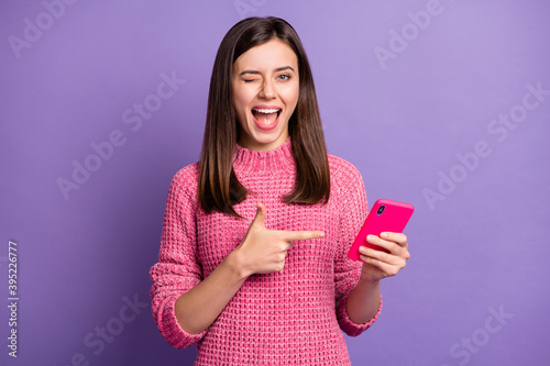 Foto Photo portrait of happy female brunette showing finger mobile phone winking blin