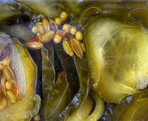 Papier peint photo Restaurant Cornichons marinés épices saumure macro  © Cohncentric