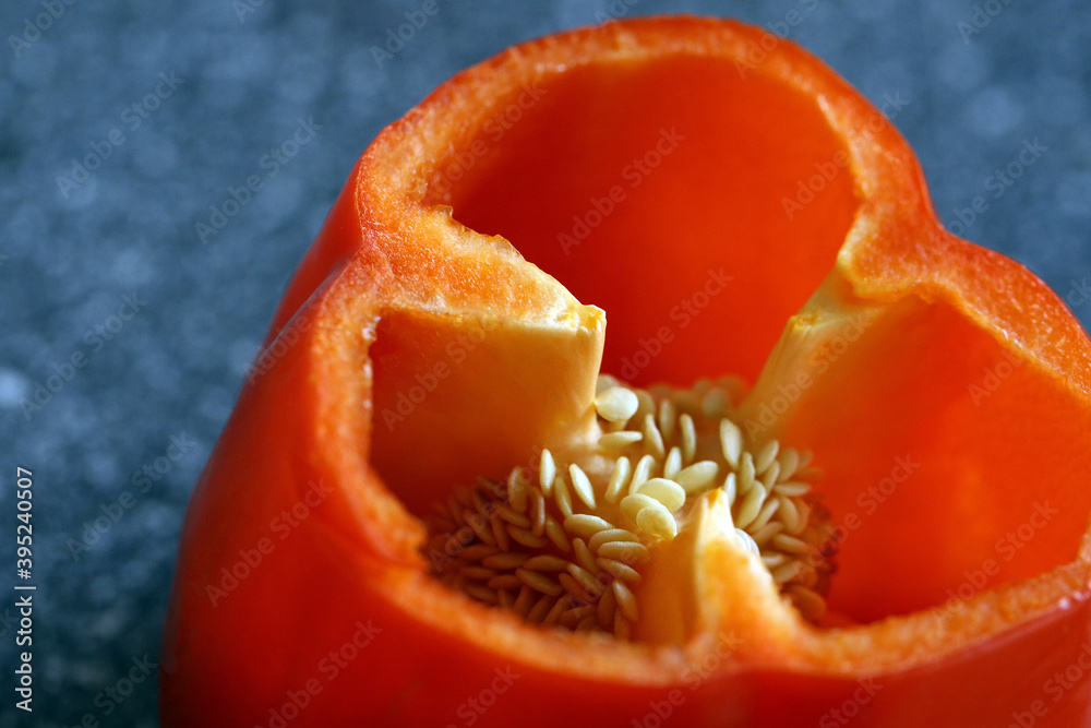 Aufgeschnittener roter Paprika Aufgeschnittener roter Paprika