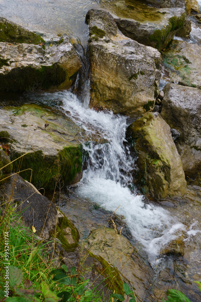 Kleiner Wasserfall am Fluss Weissach, Kreuther Tal, Oberbayern, Bayern, Deutschland, Europa Kleiner Wasserfall am Fluss Weissach, Kreuther Tal, Oberbayern, Bayern, Deutschland, Europa