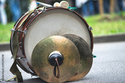 Photos A bass drum with fanfare cymbals resting on the ground