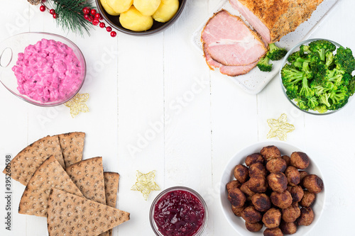 Foto Traditional swedish and scandinavian Christmas table with baked ham in mustard c
