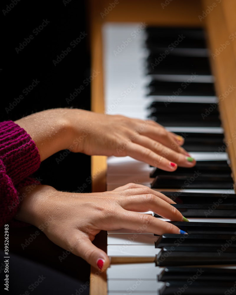 Obraz premium Hands of a girl playing the piano