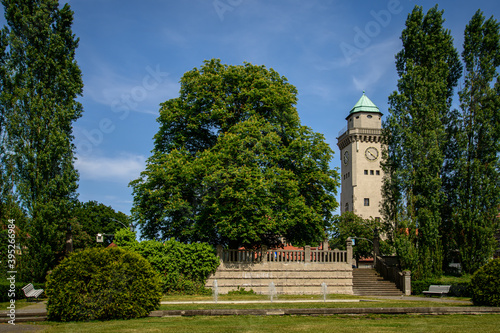 Bau- und Gartendenkmal: der Ludolfingerplatz mit dem Turm des ehemaligen Kasinos in Berlin-Frohnau