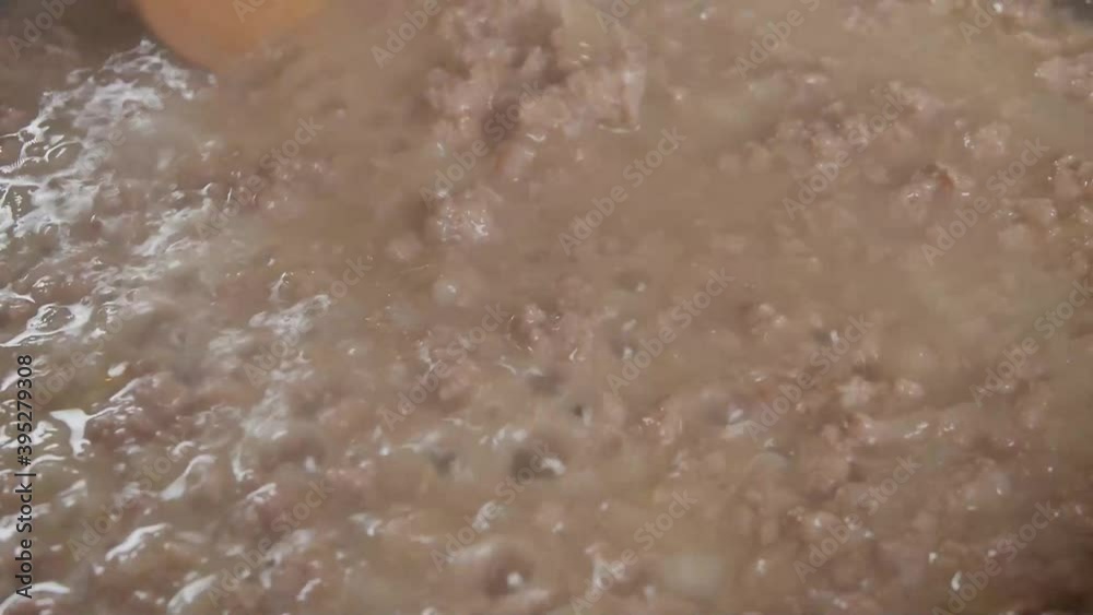 Minced meat is cooked in wine
Minced meat is cooked in wine