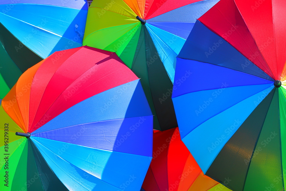虹色の傘がある風景