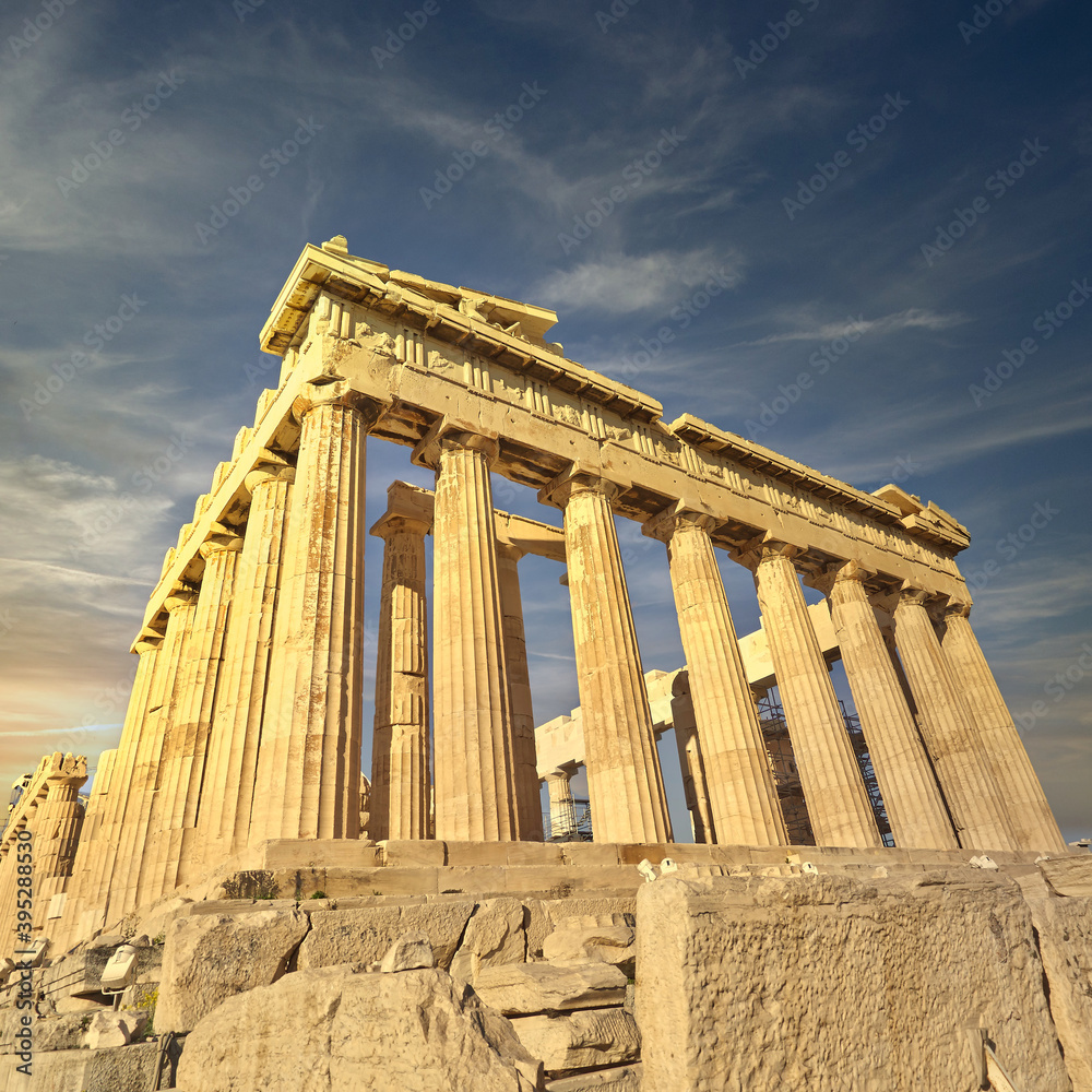 Obraz premium Parthenon antique temple and scenic sky on Acropolis of Athens, Greece