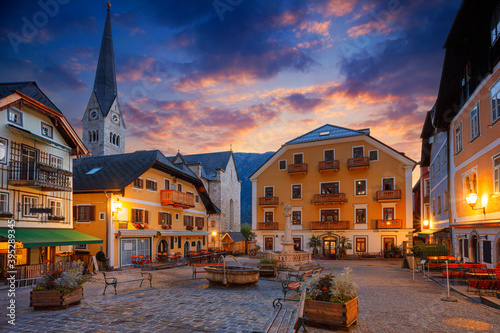 Obraz na płótnie Hallstatt, Austria. Cityscape image of famous alpine village Hallstatt at autumn sunrise. w salonie