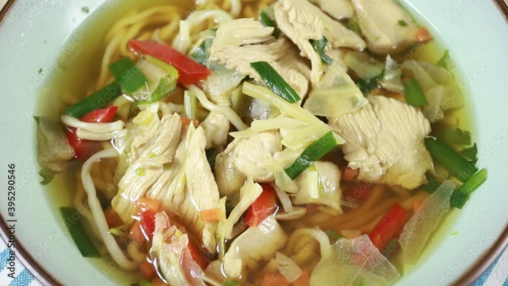 Soupe ramen (bouillon au poulet et nouilles japonaises) Soupe ramen (bouillon au poulet et nouilles japonaises)