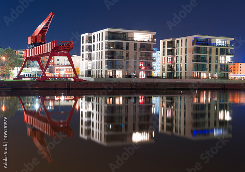 Blick auf den Neuen Hafen bei Nacht, Bremerhaven zur blauen Stunde, Langzeitbelichtung im Hafen, Night lights in germany, aerial landscape view