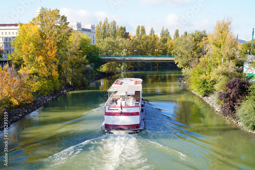 Ausflugsbootfahrt auf dem Donaukanal im Herbst, gute Zeit für eine Bootstour photo
