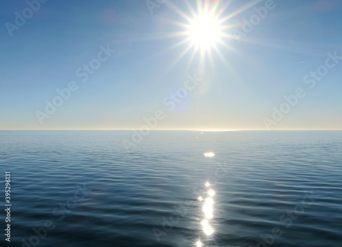 Blick auf Wasseroberfläche mit Sonne