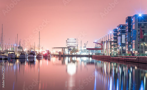 Spiegelungen im Wasser bei Nacht in Bremerhaven © tt_pix