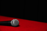 Mikrofon na czerwieni, tło czarne