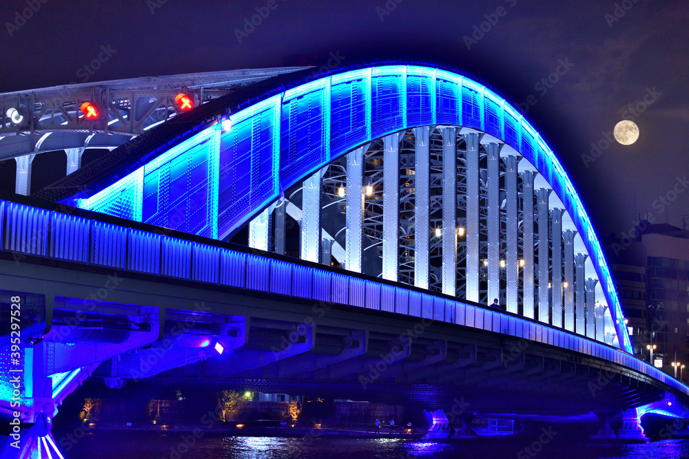 Obraz premium 満月の夜に青く光る隅田川に架かる永代橋