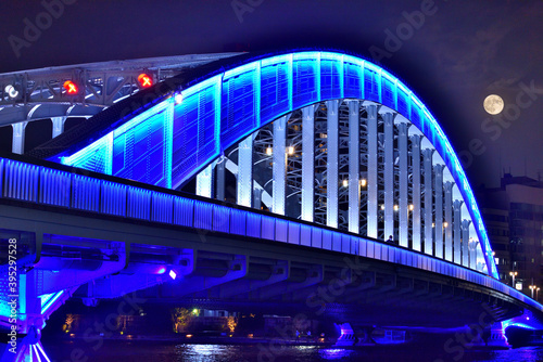 満月の夜に青く光る隅田川に架かる永代橋