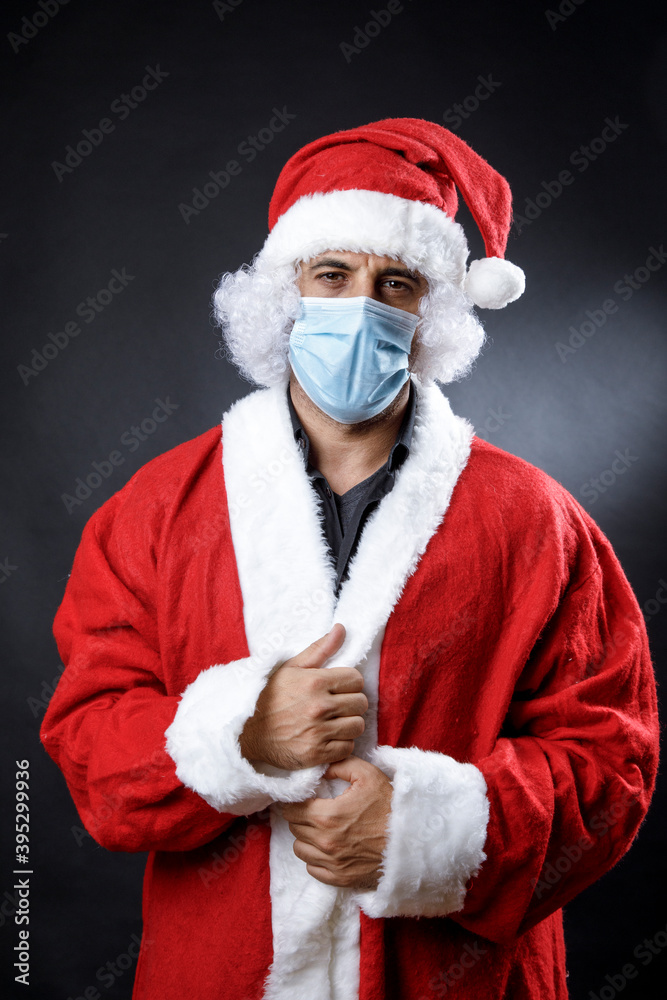 Ritratto di babbo natale che guarda con aria seria e preoccupata, isolato su sfondo nero Ritratto di babbo natale che guarda con aria seria e preoccupata, isolato su sfondo nero