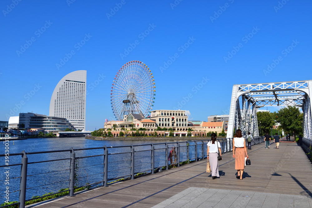 Fototapeta premium 横浜みなとみらい汽車道を歩く二人の女性