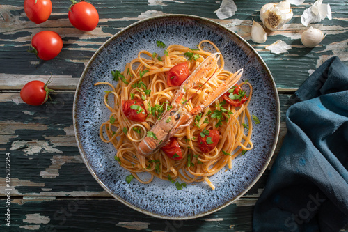 Quadro em tela pasta con frutti di mare scampi o gamberoni