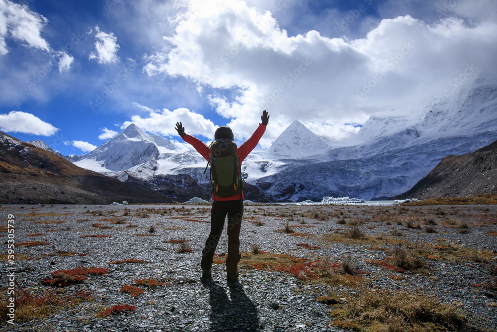 Obraz premium Woman hiker hiking in winter mountains