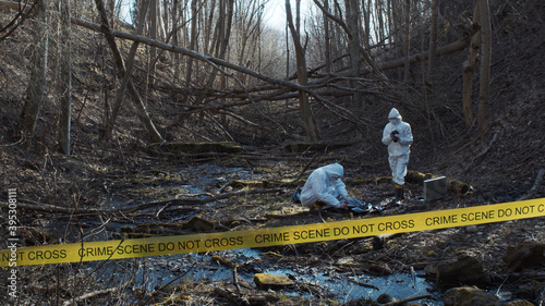 Obraz na płótnie Detectives are collecting evidence in a crime scene