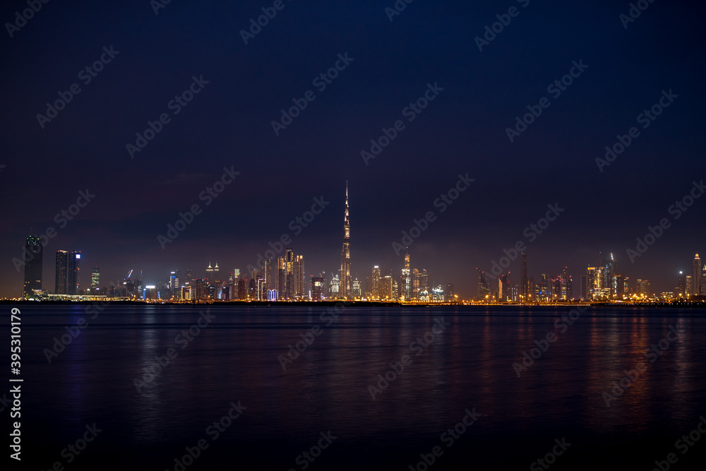 Skyline von Dubai mit Spiegelung im Meer, Burj Khalifa