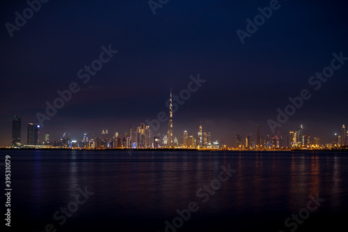Skyline von Dubai mit Spiegelung im Meer, Burj Khalifa