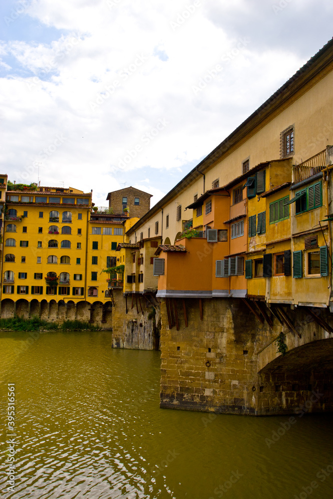 Die Ponte Vecchio Brücke über den Fluss Arno in Florenz