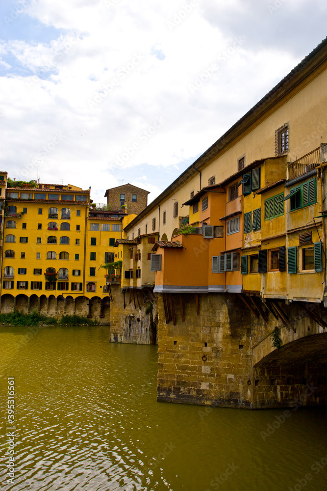 Die Ponte Vecchio Brücke über den Fluss Arno in Florenz Die Ponte Vecchio Brücke über den Fluss Arno in Florenz