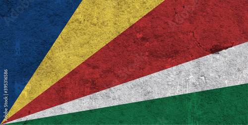 Fahne von Seychellen auf verwittertem Beton © lantapix