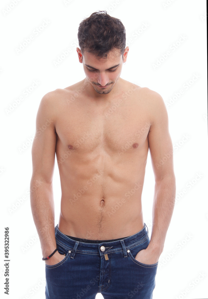 Modello a torso nudo con testa bassa su sfondo bianco Modello a torso nudo con testa bassa su sfondo bianco