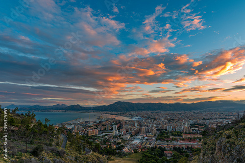 Vista panoramica dal Monte Pellegrino sulla città di Palermo al crepuscolo, Sicilia