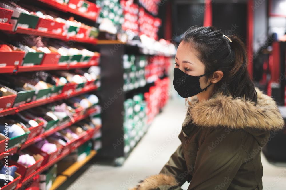 マスクを着用して買い物をする女性 マスクを着用して買い物をする女性