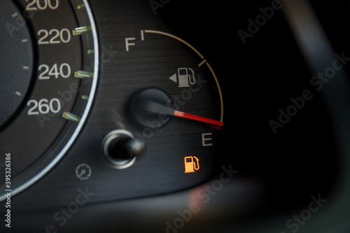 Canvas-taulu Empty fuel warning light in car dashboard