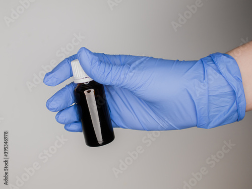 Blauer Handschuh mit Medikament 4