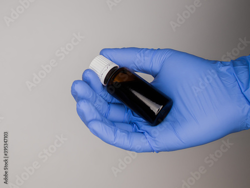 Blauer Handschuh mit Medikament 1
