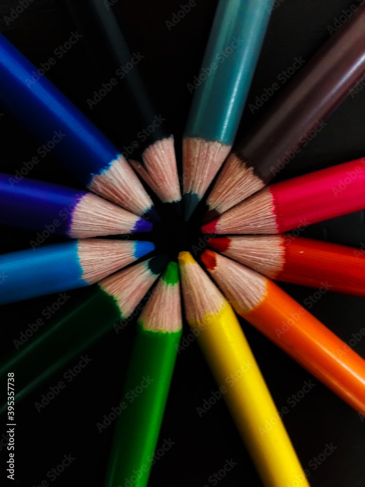 Lápices de colores sobre fondo negro Lápices de colores sobre fondo negro