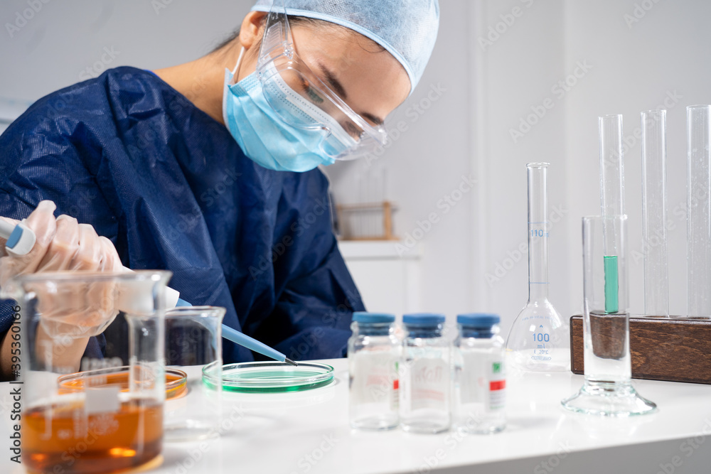 Femme asiatique dans un laboratoire de recherche médicale avec pipette. Femme asiatique dans un laboratoire de recherche médicale avec pipette.